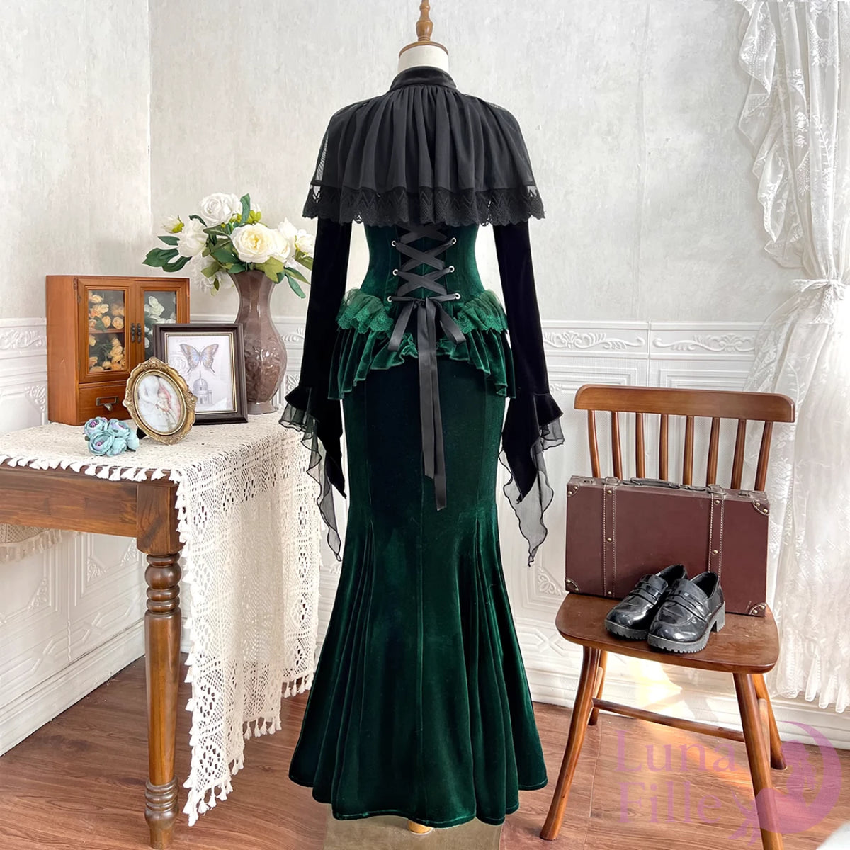 ケープ付きベロアマーメイドセットアップ｜深緑ベロア×編み上げコルセットのクラシカルゴシックスタイル【LF-020】