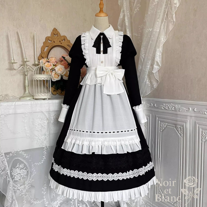白黒の長袖メイド風ワンピース正面の画像
