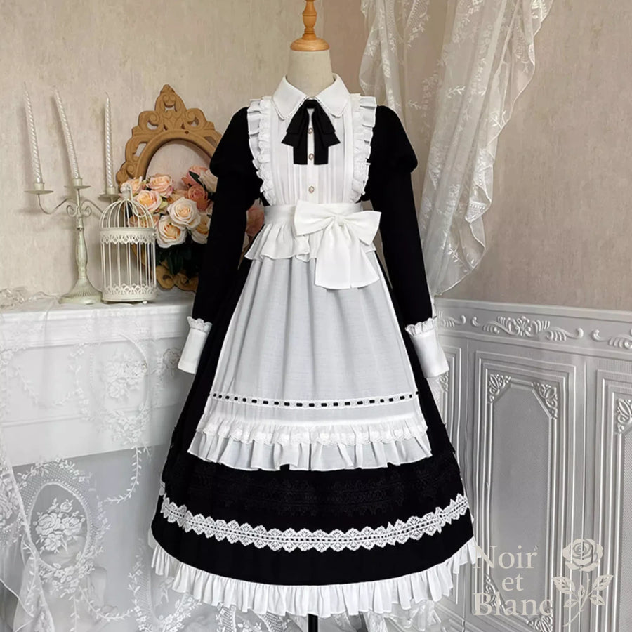 白黒の長袖メイド風ワンピース正面の画像