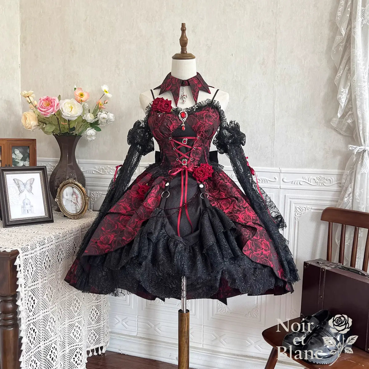 黒赤の薔薇柄コルセットワンピースを正面から見た画像。