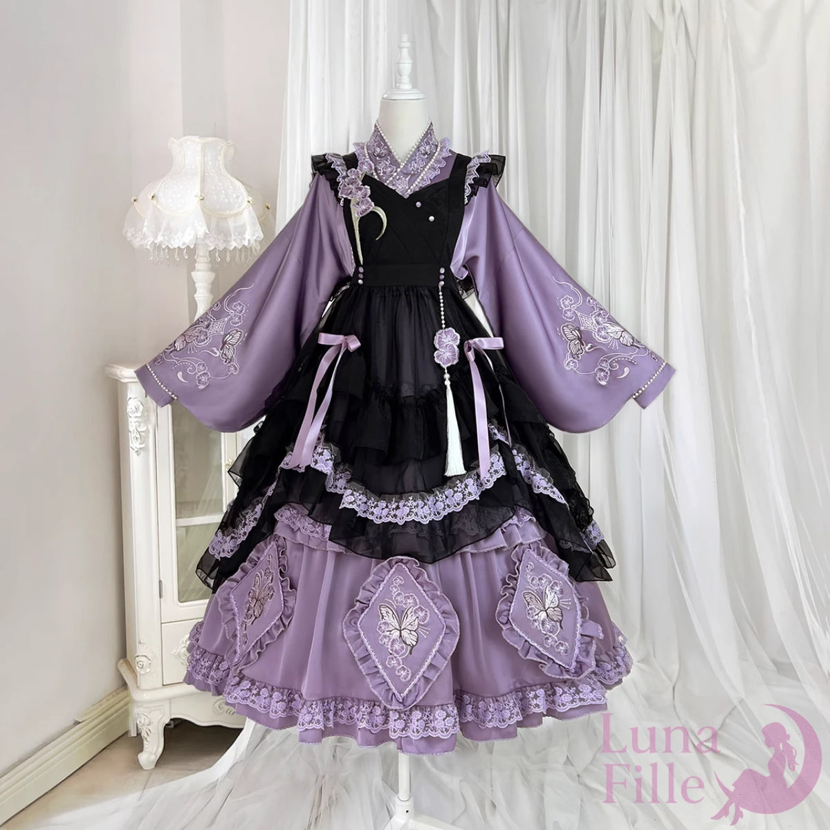 パープルの和風ロリータドレスと黒エプロンを合わせた2点セットの正面画像